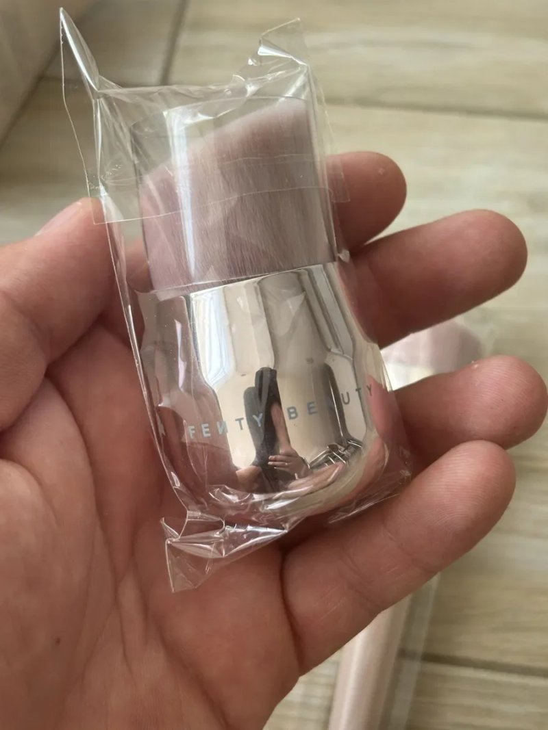 Оригінал! Пензлі для макіяжу Fenty Beauty — Foundation Brush 145 / Kabuki Brush 160 — фото 2