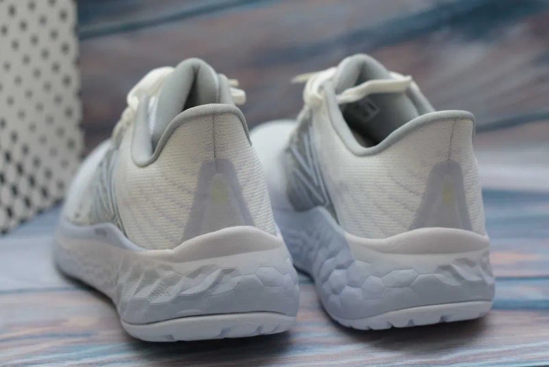 Оригінал! Жіночі бігові кросівки New Balance Fresh Foam X Vongo V5 — фото 3