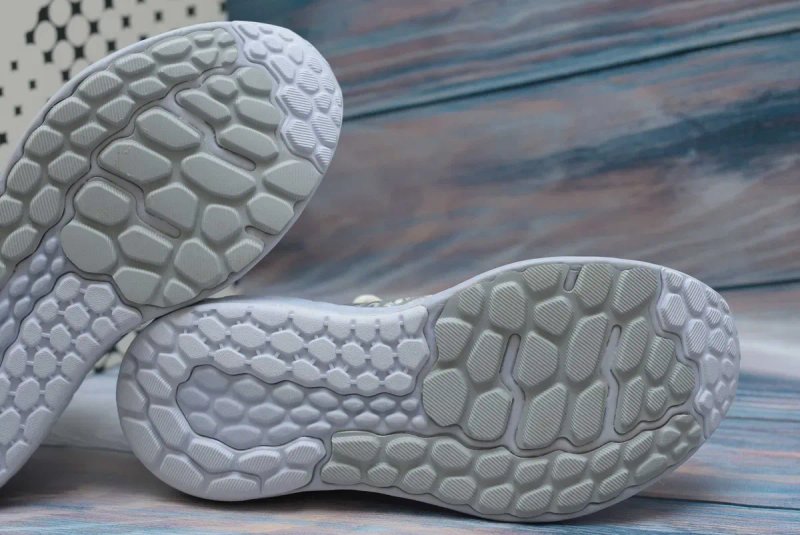 Оригінал! Жіночі бігові кросівки New Balance Fresh Foam X Vongo V5 — фото 4