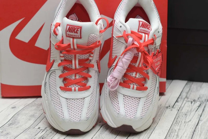 Оригінал! Жіночі кросівки кроссовки Nike Zoom Vomero 5 BG HV5171-121 — фото 4