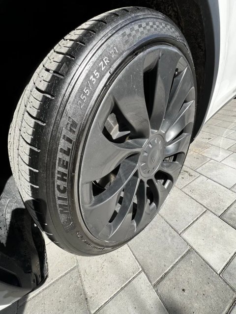 Оригінальні диски  R21 Tesla Y Performance Uberturbine з гумою і ковпачками
