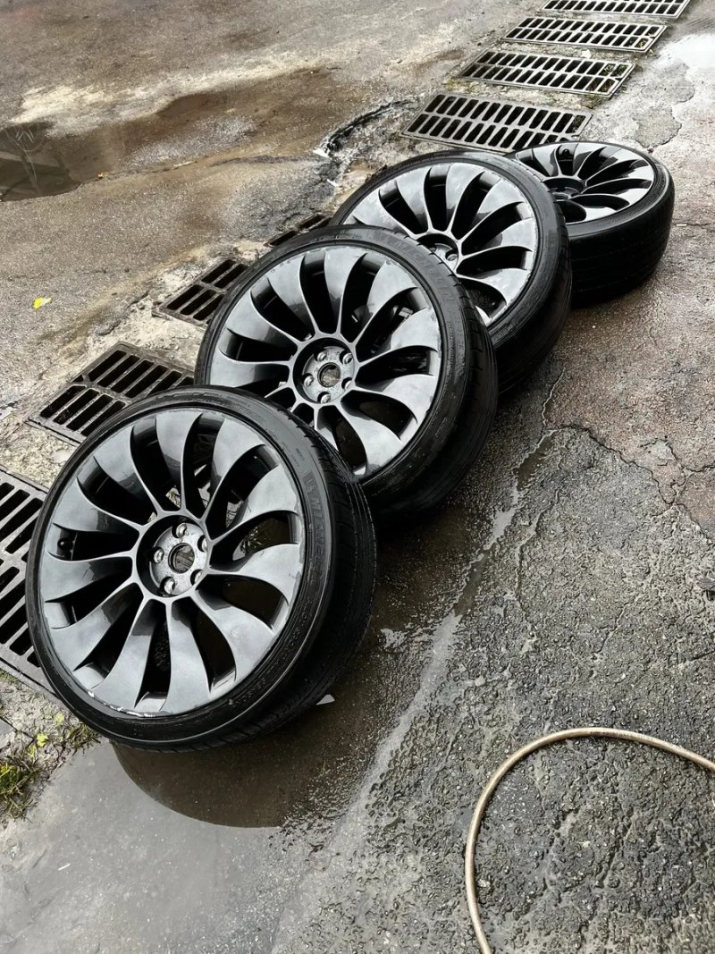 Оригінальні диски  R21 Tesla Y Performance Uberturbine з гумою і ковпачками — фото 3