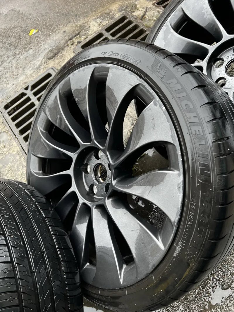 Оригінальні диски  R21 Tesla Y Performance Uberturbine з гумою і ковпачками — фото 5