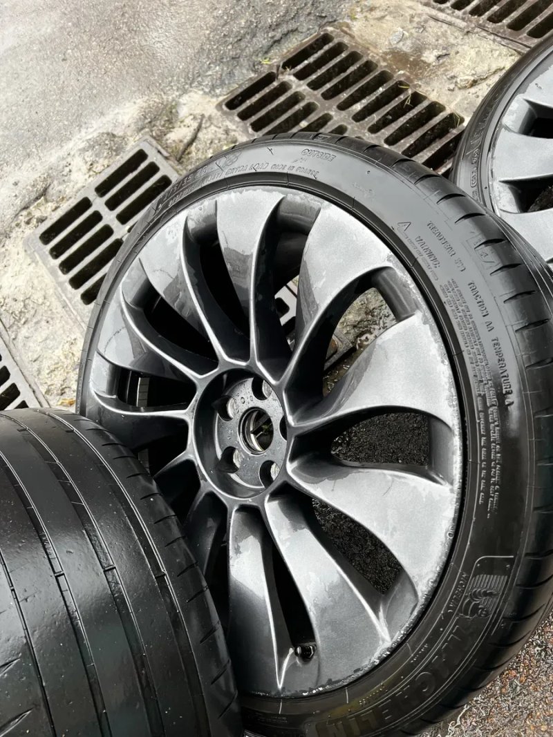 Оригінальні диски  R21 Tesla Y Performance Uberturbine з гумою і ковпачками — фото 6