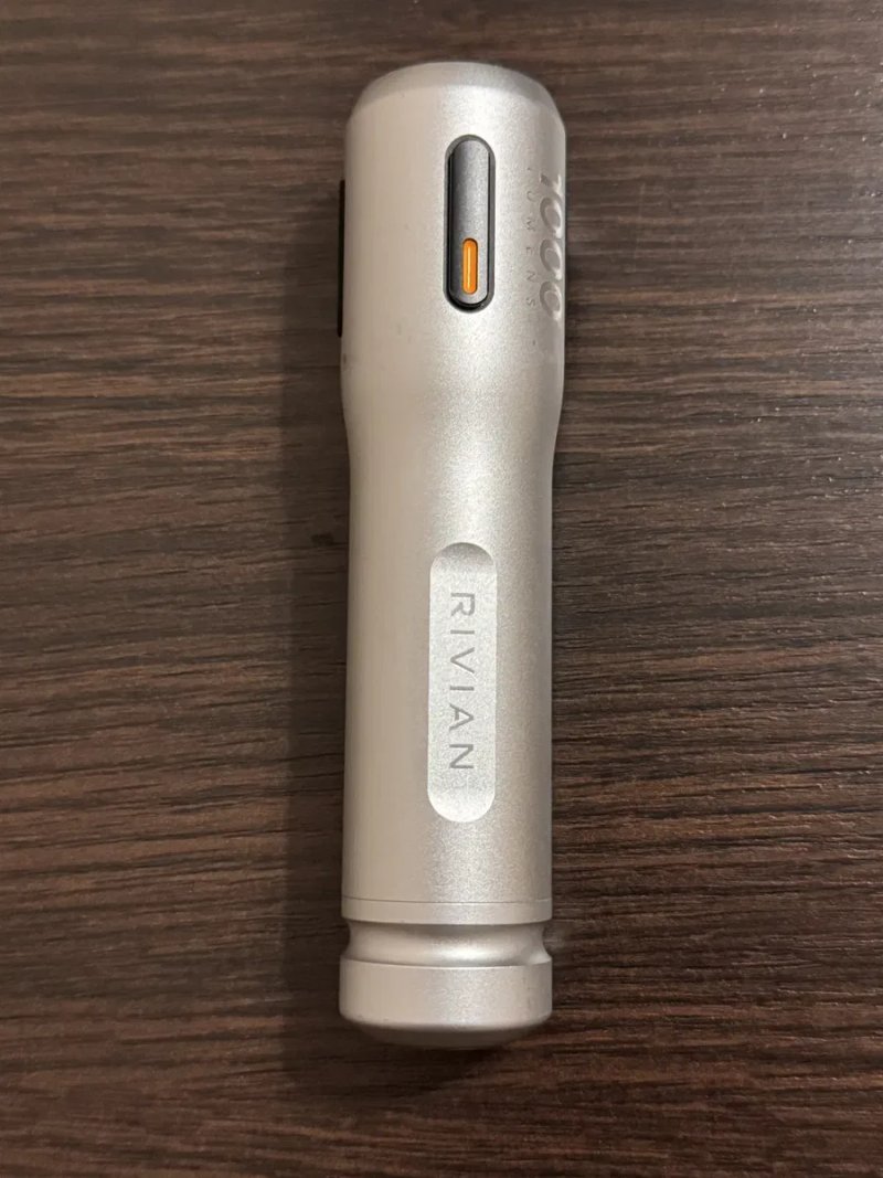 Оригінальний ліхтар Rivian 1000 Lumens / акумуляторний LED — фото 2