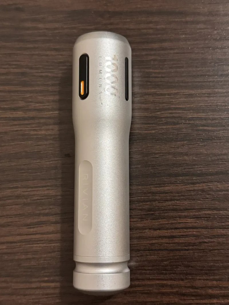Оригінальний ліхтар Rivian 1000 Lumens / акумуляторний LED — фото 3