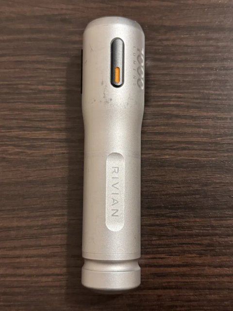 Оригінальний ліхтарик Rivian 1000 Lumens