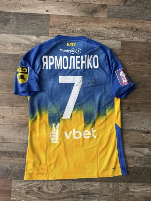 Підписані футболки Андрія Ярмоленко