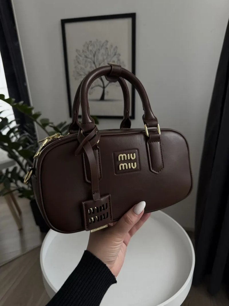 Популярна сумка в стилі міу міу miu miu шоколад сумочка з ручками — фото 2