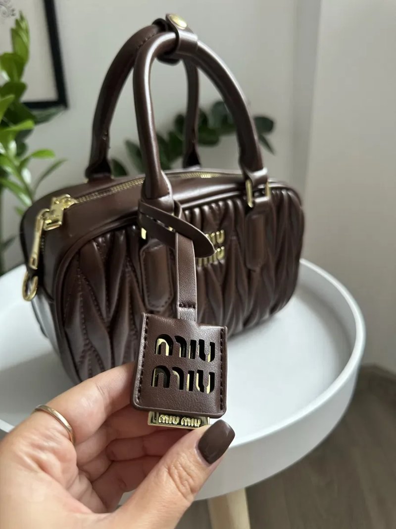 Популярна сумка в стилі міу міу miu miu трендова сумочка з ручками — фото 6