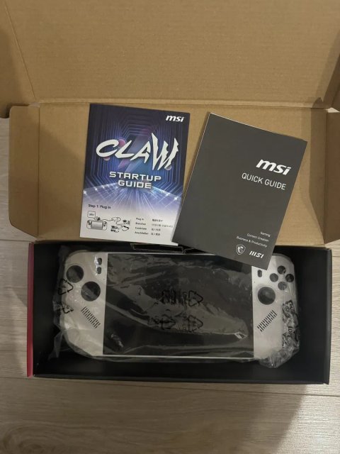 Портативна консоль MSI Claw A8 AMD Ryzen™ Z2 AI Extreme  24 ГБ 1 ТБ Steam os