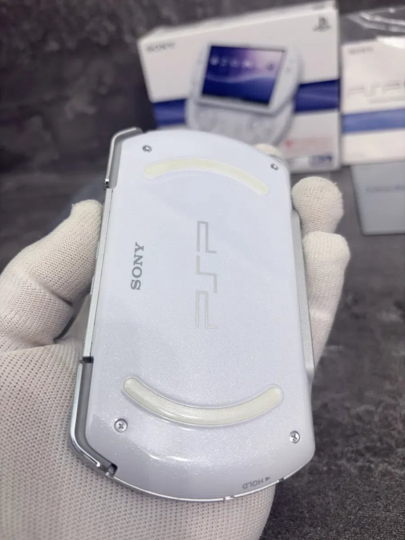Портативна консоль SONY PSP GO White pearl як НОВА — фото 4