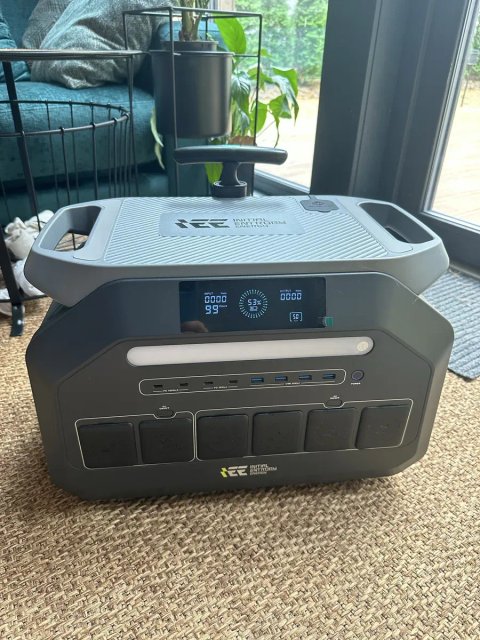 Портативна зарядна станція IEE P2400 — 2400W / 2048Wh
