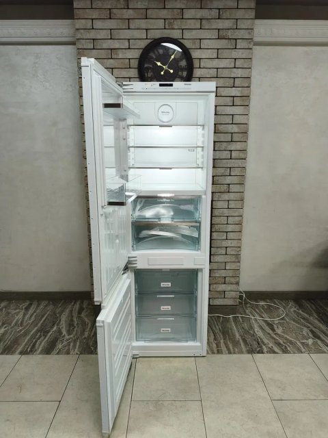Преміальний вбудований двокамерний холодильник Miele KFN 37682 iD NoFrost PerfectFresh