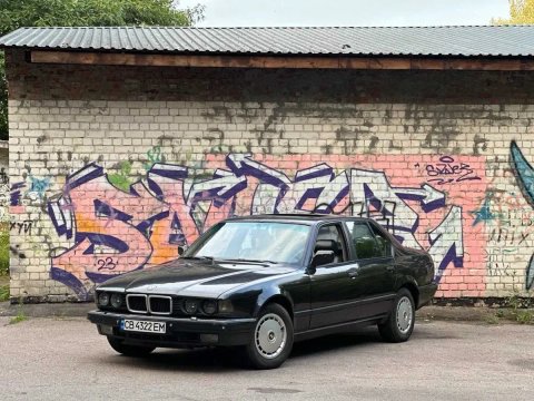 Продам BMW E32 735I