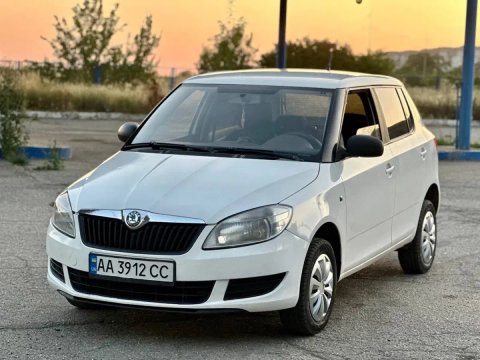 Продам дуже гарну машину 2012 року випуску Шкода Фабія газ бензин