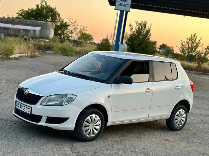 Продам дуже гарну машину 2012 року випуску Шкода Фабія газ бензин — фото 2