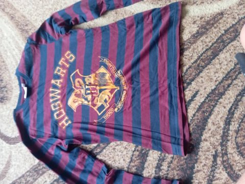 Продам футболка з довгим рукавом Harry Potter. Ціна 80грн Розмір 146-152(8-10років) Всі питання у лс.