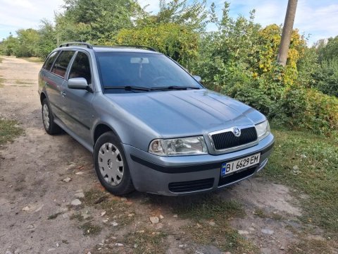 Продам гарну Шкоду Тур(без вкладень)