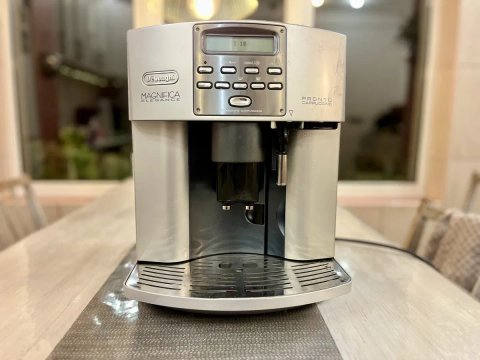 Продам кавоварку De'Longhi Magnifica Elegance Pronto