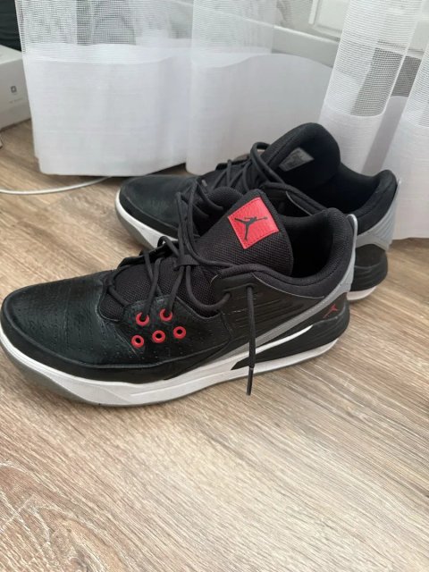 Продам оригінальні кросівки nike jordan aura 5