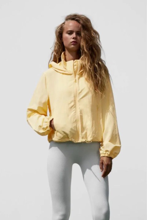 Продам стильну вітровку Zara