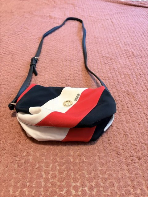 Продам жіночу сумку кросс боді оригінальна ! від бренду Tommy Hilfiger