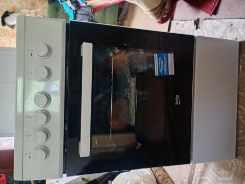 Продаю нову електричну кухонну плиту Beko.