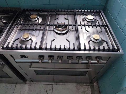 Професійна газова плита на 5 камфорок