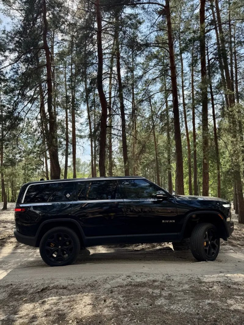 Rivian R1S Launch Edition 2023 — фото 4