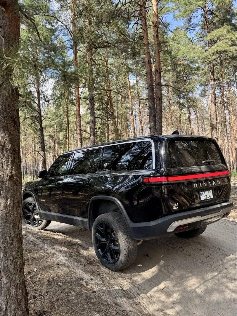 Rivian R1S Launch Edition 2023 — фото 5