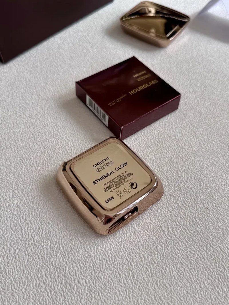 Румʼяна Hourglass Ambient Lighting Blush — фото 8