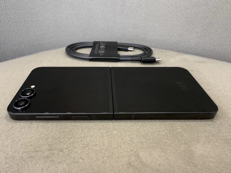 Samsung Galaxy Flip 7 FE 8/128 BLACK (SM-F761B) — фото 2