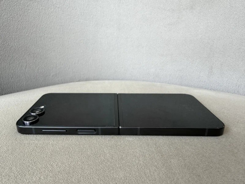 Samsung Galaxy Flip 7 FE 8/128 BLACK (SM-F761B) — фото 3