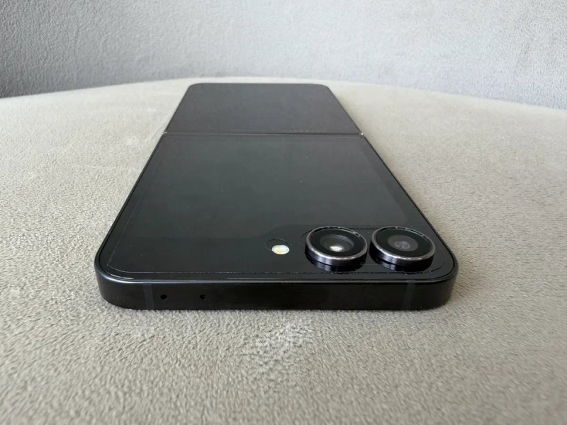Samsung Galaxy Flip 7 FE 8/128 BLACK (SM-F761B) — фото 4