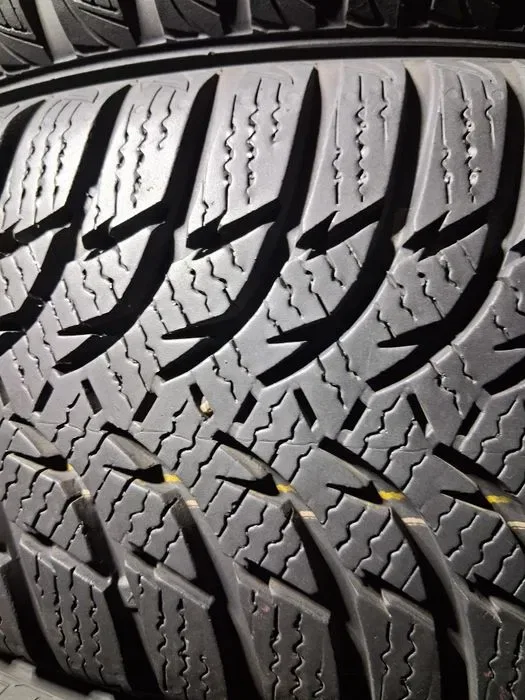 Шини б/у зима 185/65 15 Kumho Winter Craft WP51 Комплект , ПАРА — фото 2
