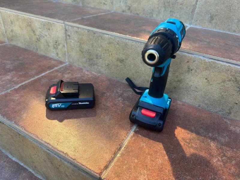Акумуляторний шуруповерт Makita з DFR патроном та набором. Шурупокрут — фото 4