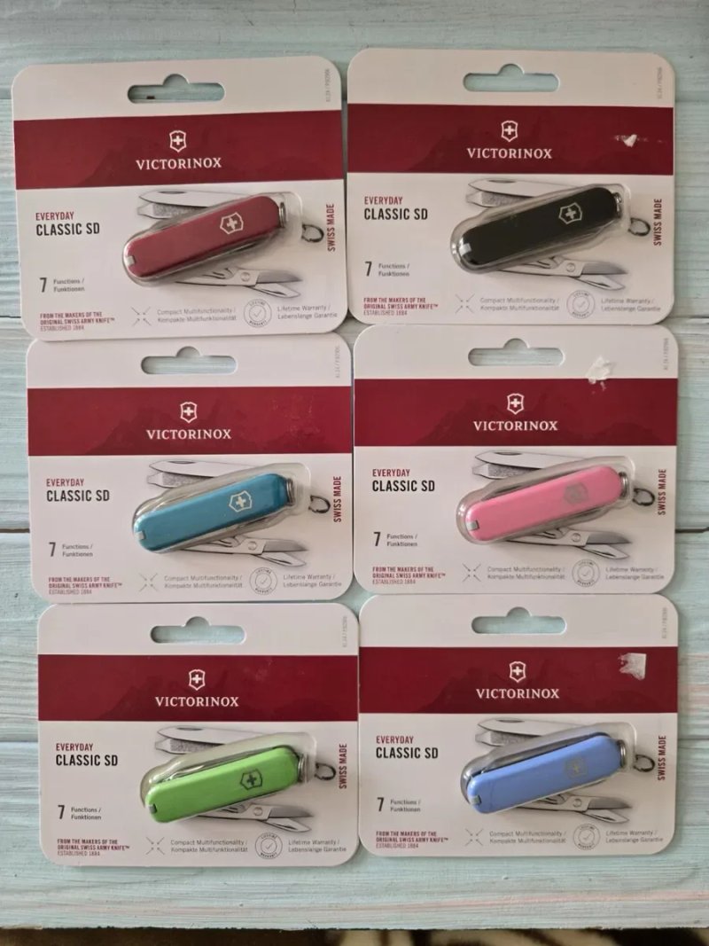 Швейцарський ніж Victorinox Classic у блістері червоний