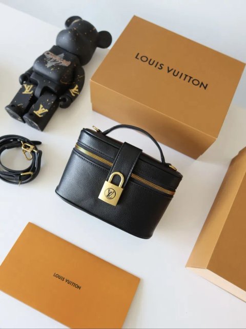 Скмочка женская черная натуральная кожа кожаная  Louis Vuitton Low Key Vanity Pouch луи витон сумка жіноча чорна шкіряна натуральна шкіра маленька