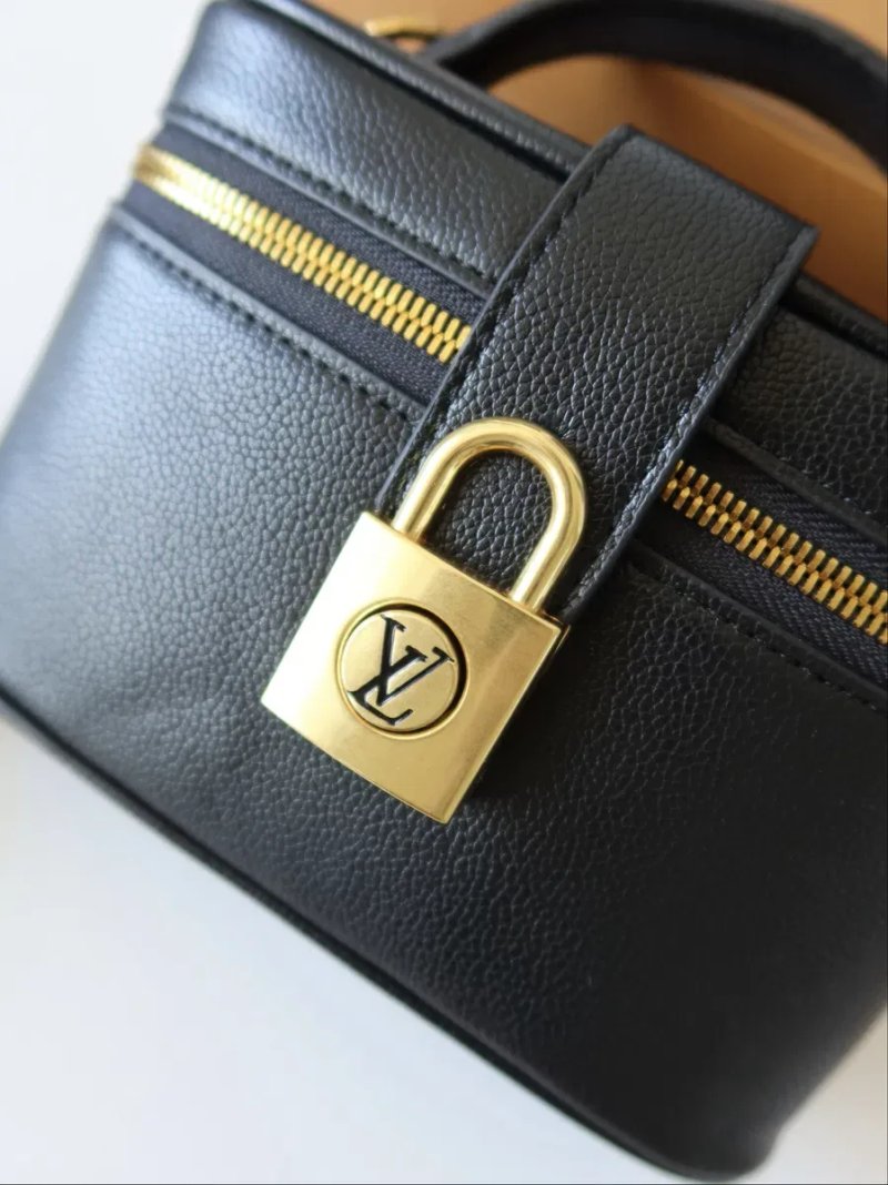 Скмочка женская черная натуральная кожа кожаная  Louis Vuitton Low Key Vanity Pouch луи витон сумка жіноча чорна шкіряна натуральна шкіра маленька — фото 2