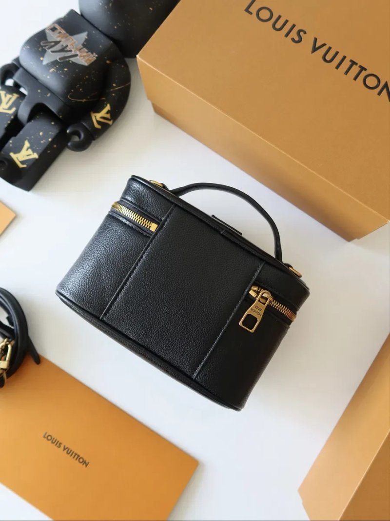 Скмочка женская черная натуральная кожа кожаная  Louis Vuitton Low Key Vanity Pouch луи витон сумка жіноча чорна шкіряна натуральна шкіра маленька — фото 3