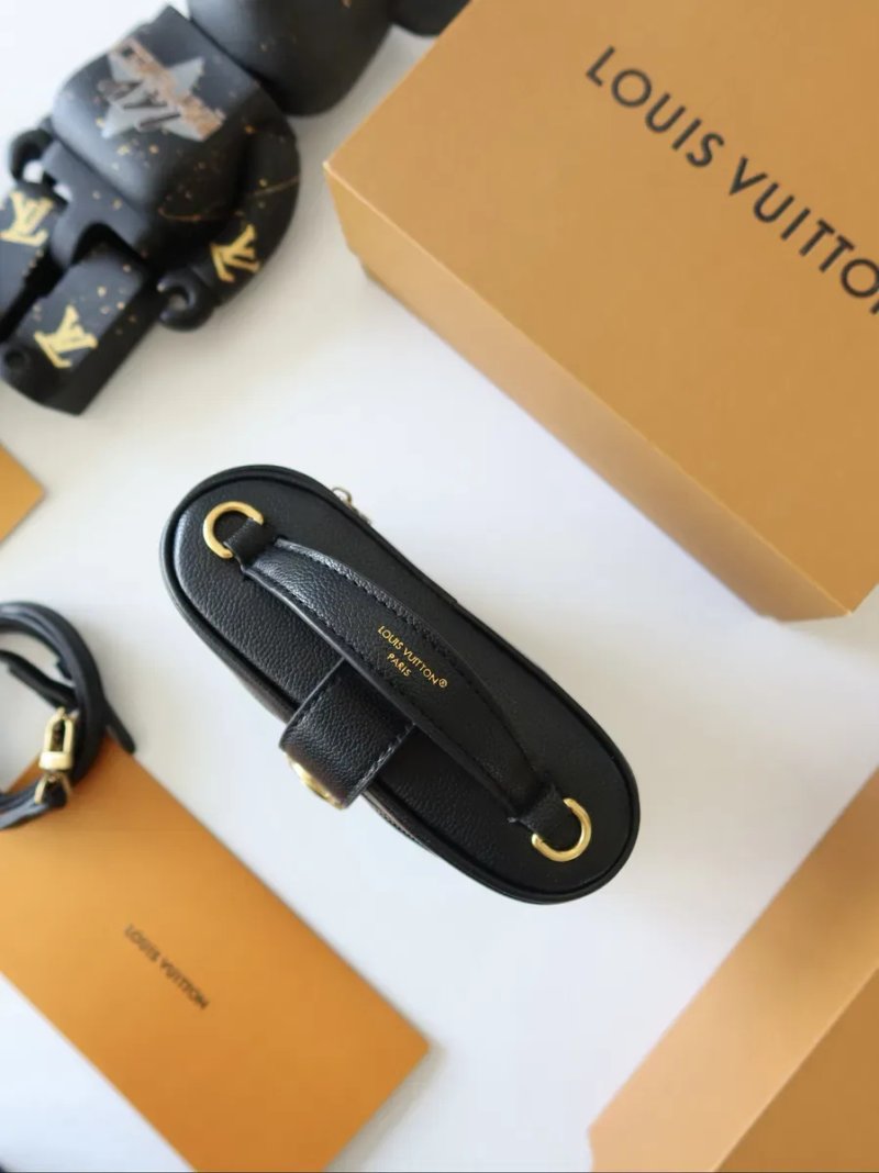 Скмочка женская черная натуральная кожа кожаная  Louis Vuitton Low Key Vanity Pouch луи витон сумка жіноча чорна шкіряна натуральна шкіра маленька — фото 4