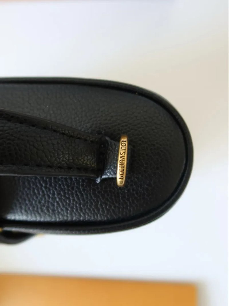 Скмочка женская черная натуральная кожа кожаная  Louis Vuitton Low Key Vanity Pouch луи витон сумка жіноча чорна шкіряна натуральна шкіра маленька — фото 5