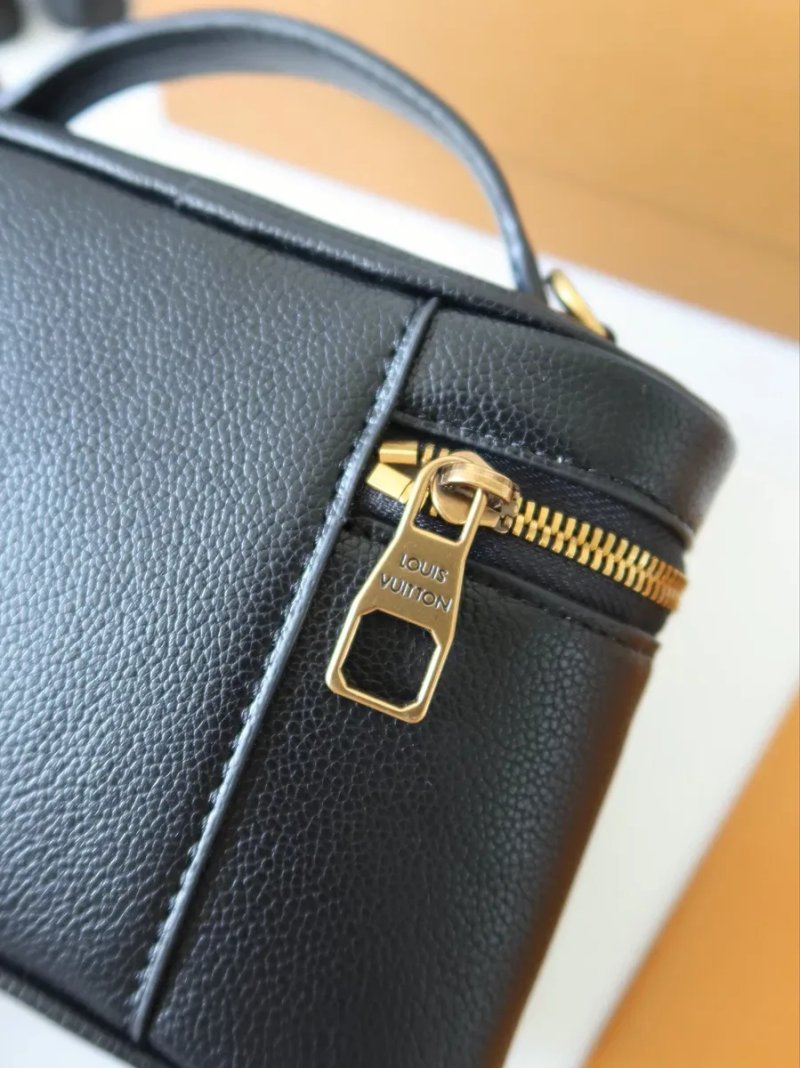 Скмочка женская черная натуральная кожа кожаная  Louis Vuitton Low Key Vanity Pouch луи витон сумка жіноча чорна шкіряна натуральна шкіра маленька — фото 6