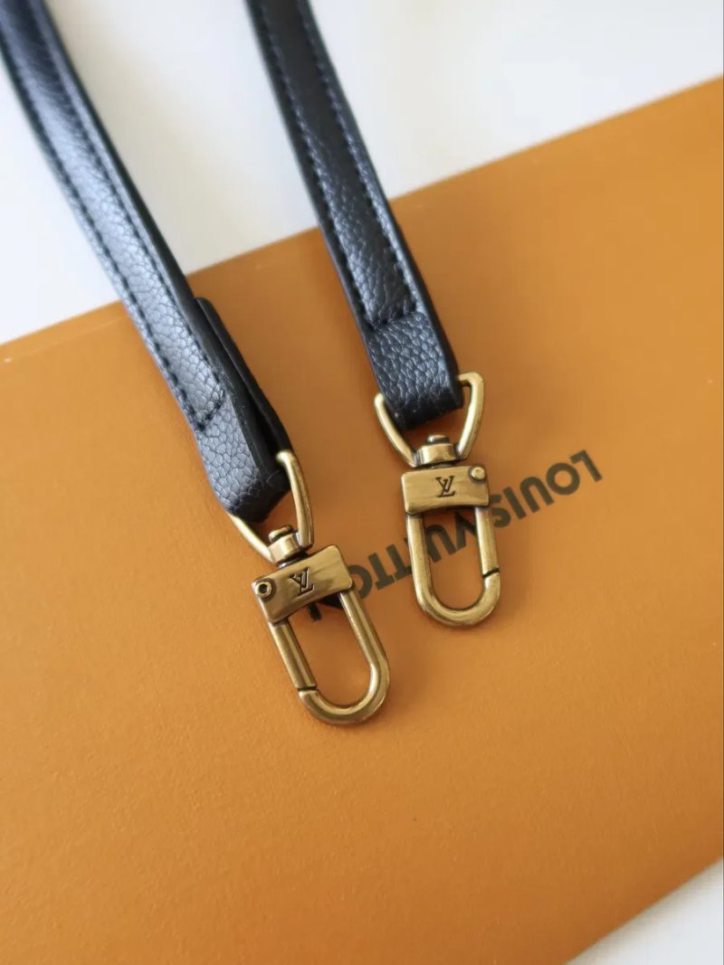 Скмочка женская черная натуральная кожа кожаная  Louis Vuitton Low Key Vanity Pouch луи витон сумка жіноча чорна шкіряна натуральна шкіра маленька — фото 8