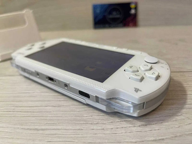 Sony PSP Білий колір 2GB + 40 Ігор встановлено на приставці гарний стан — фото 4