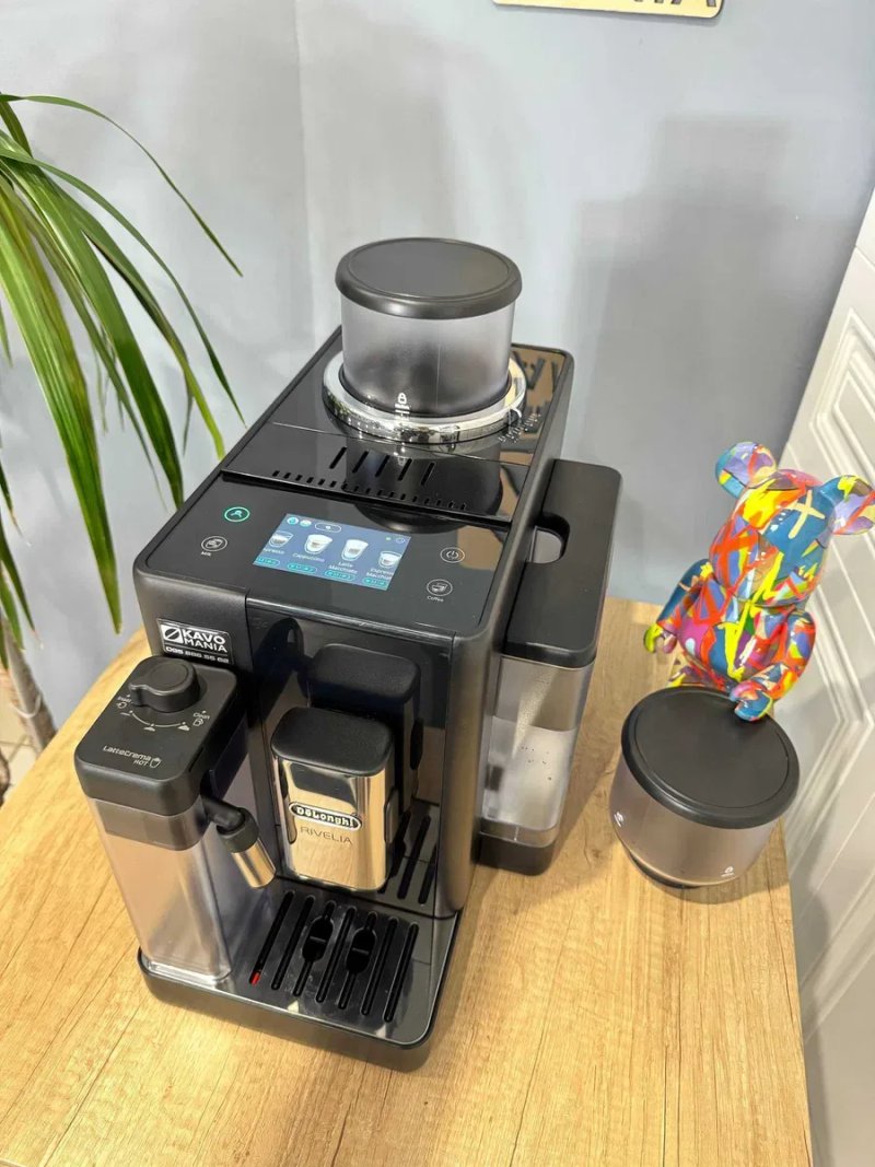 Современная кофемашина DeLonghi Rivelia с двумя бункерами для зерен — фото 2