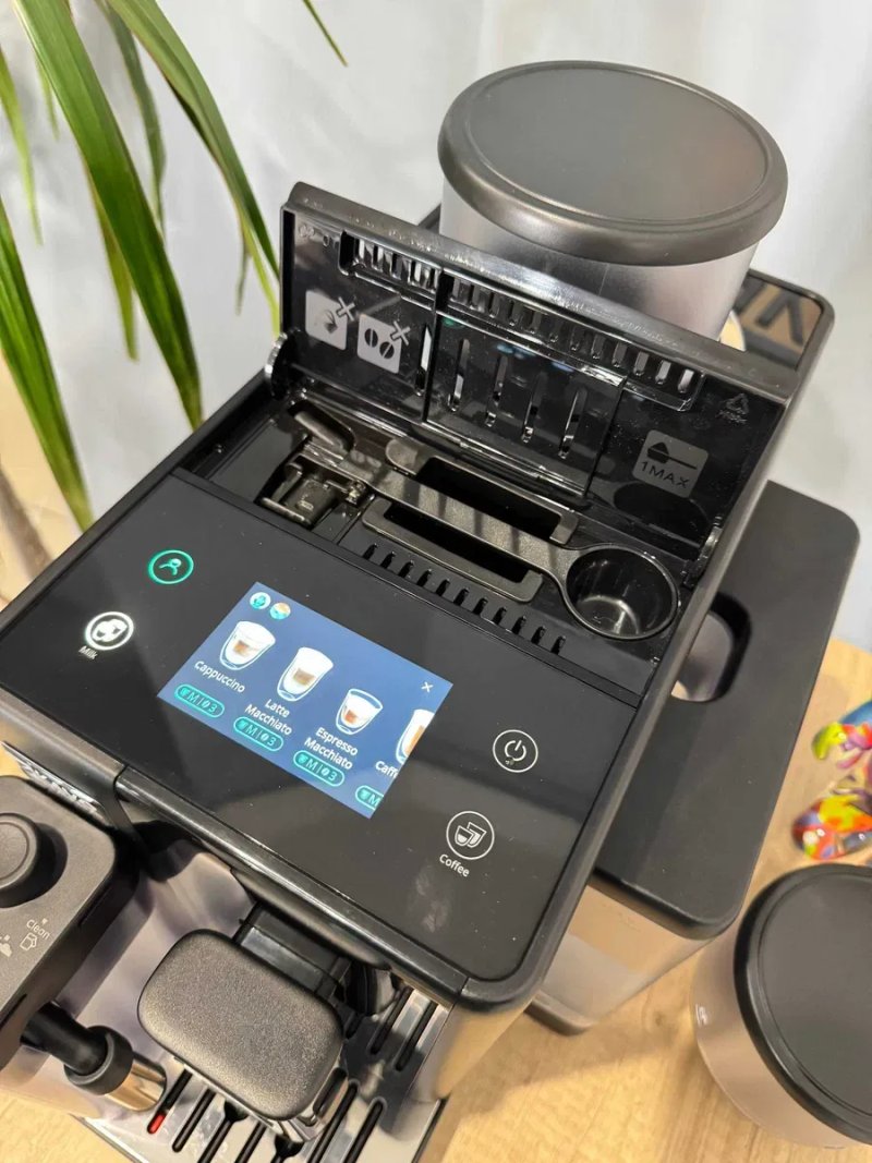 Современная кофемашина DeLonghi Rivelia с двумя бункерами для зерен — фото 7
