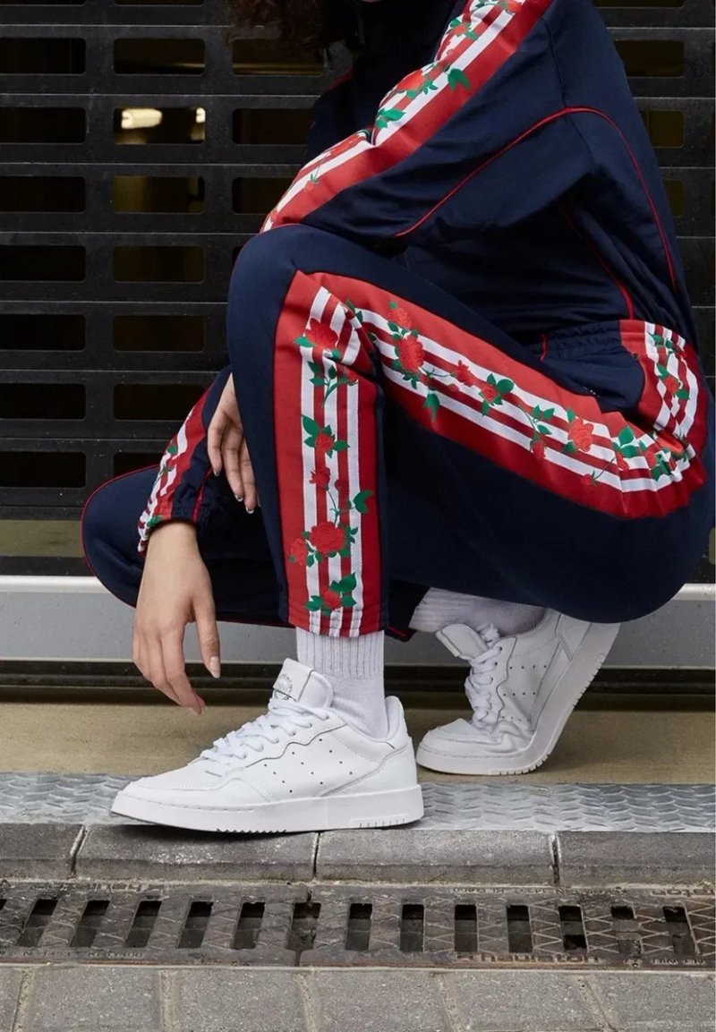 Спортивний костюм adidas Originals жіночий — фото 7