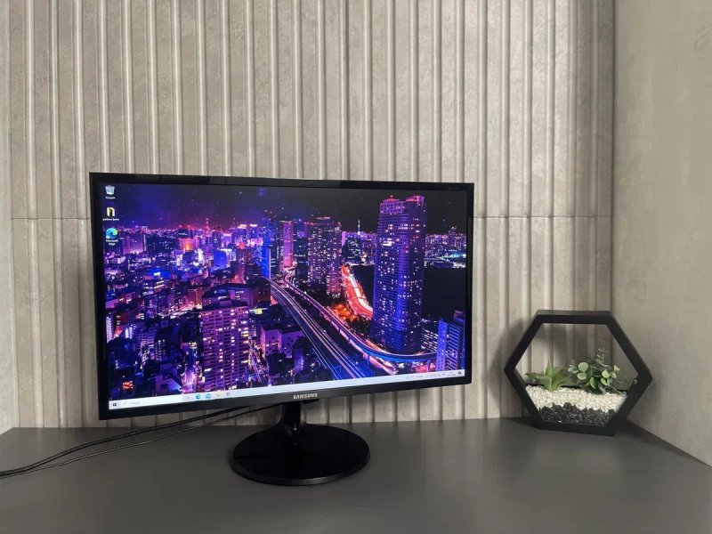 Стильний PLS монітор на 24 дюйми Samsung 24F350F full hd — фото 4
